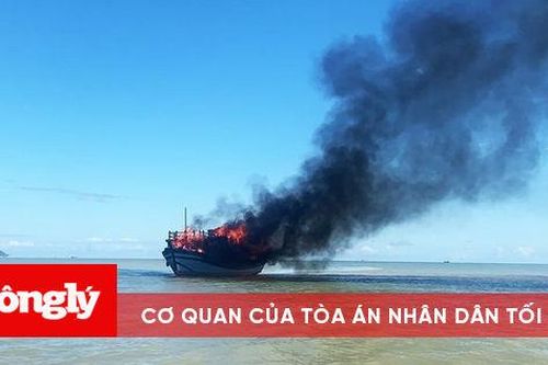 Tàu chở khách bốc cháy giữa biển, 18 người thoát chết