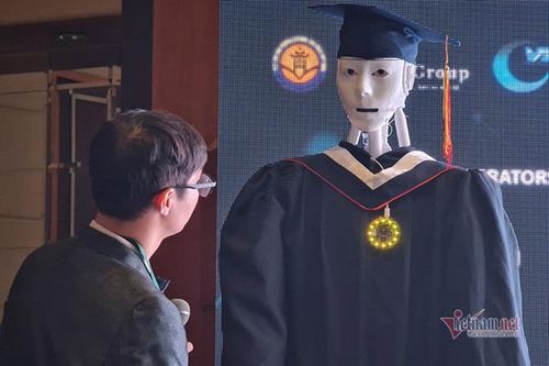 Robot Make in Vietnam biết lẩy Kiều, đọc thơ, giải toán