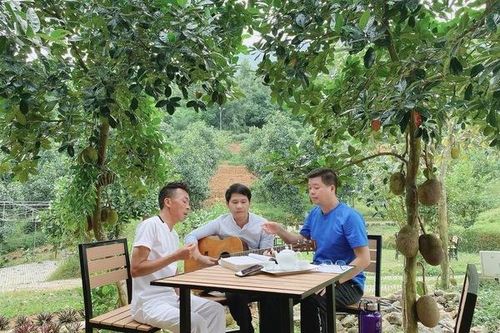 Trọng Tấn, Đăng Dương về trang trại 10.000m2 của Việt Hoàn cùng hát