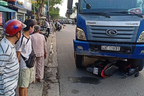 Dừng đèn đỏ ở Đà Nẵng, cô gái bị xe tải cán chết khi đang đi làm