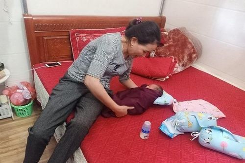 Bé trai bị bỏ rơi trong thùng giấy cùng lời nhắn 'mẹ xin lỗi con'