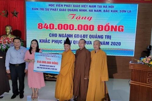 Thượng tọa Thích Thanh Quyết trao 2 tỷ đồng ủng hộ đồng bào miền Trung