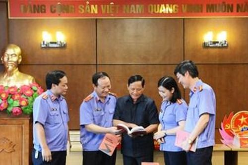 TS. Nhà văn Dương Thanh Biểu tặng sách 'Nỗi niềm người lính' cho Báo Bảo vệ pháp luật