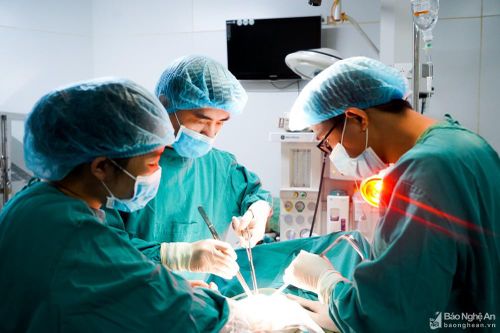 Phẫu thuật nội soi thành công cho bệnh nhân 90 tuổi bị ung thư đại tràng