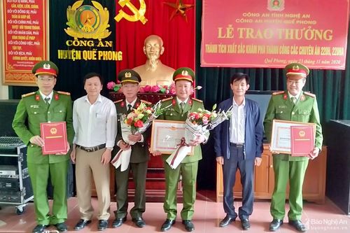Trao thưởng Công an huyện Quế Phong 2 ngày phá 2 chuyên án ma túy
