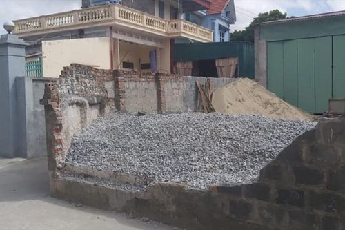 Thái Bình: Tường bao nhà dân đổ sập khiến nữ sinh lớp 6 tử vong