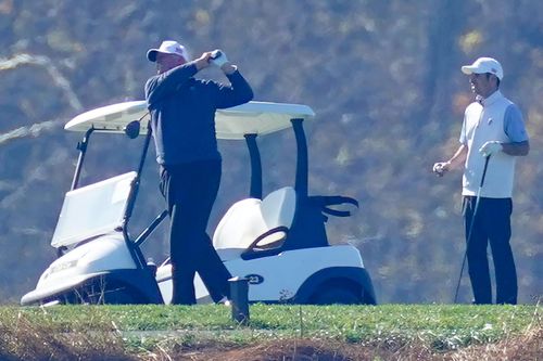 Tổng thống Mỹ Donald Trump bình thản đi chơi golf dù thua kiện