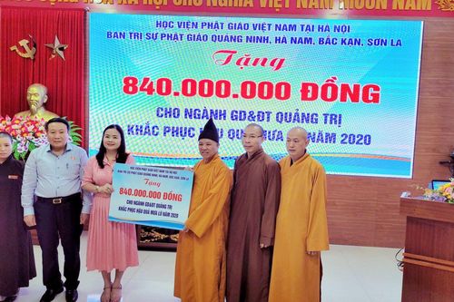 Trao 2 tỷ đồng ủng hộ đồng bào miền Trung khắc phục hậu quả bão lũ