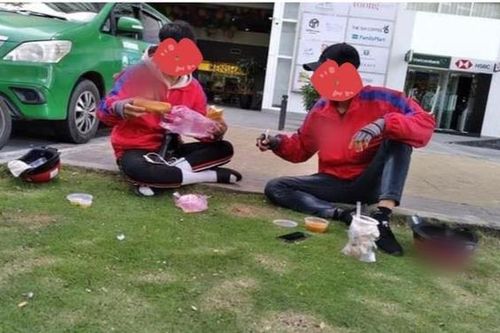 Bị 'bom' hàng cùng lúc, hai shipper có cách xử trí cực thông minh khiến dân mạng vỗ tay không ngớt