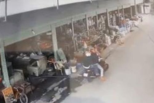 Clip: Giả vờ mua hàng, 2 tên cướp áp sát giật dây chuyền của người phụ nữ rồi tăng ga tẩu thoát