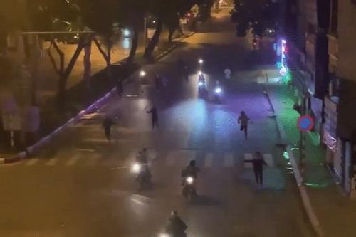 Clip: Hàng chục thanh niên chạy xe máy rú còi inh ỏi, cầm gậy đuổi đánh nhau ngay giữa đường phố Thủ đô