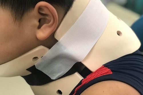 Bắt chước trò nhào lộn trên Tik Tok, bé trai 10 tuổi suýt gãy cổ