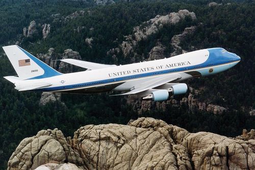Vì sao 'pháo đài trên không' Air Force One của Tổng thống Mỹ có màu xanh?