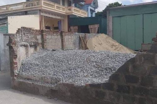 Tường nhà dân bất ngờ đổ sập đè bé gái 11 tuổi đi xe đạp tử vong thương tâm