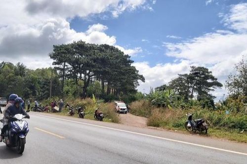 Phát hiện thi thể người đàn ông bị xe máy đè lên người bên quốc lộ