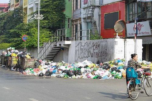 Hà Nội: Yêu cầu xử lý trách nhiệm vụ để ùn ứ rác ở Yên Phụ