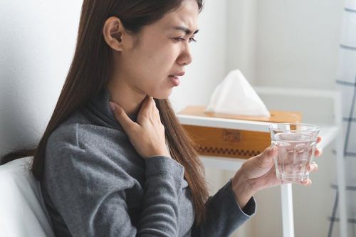 Khô họng sau khi thức dậy là bệnh gì? Những điều cần biết về chứng khô họng sau khi thức dậy