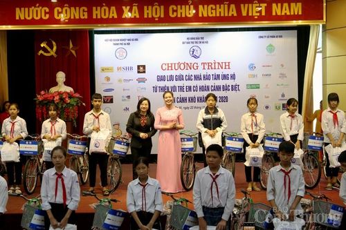 Trao tặng hơn 500 suất quà cho trẻ em có hoàn cảnh khó khăn trên địa bàn TP Hà Nội
