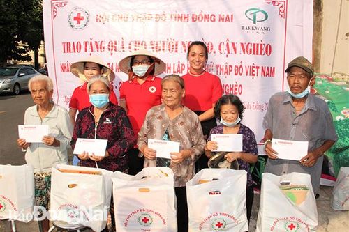 Trao 50 phần quà cho người nghèo tại TP.Biên Hòa