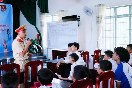 Nâng cao nhận thức tham gia giao thông cho người dân Đam Rông