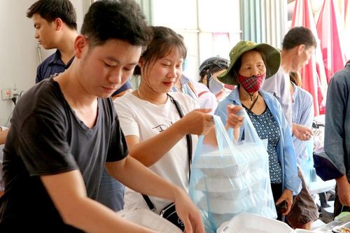 Chuyện về quán cơm Hạnh Phúc