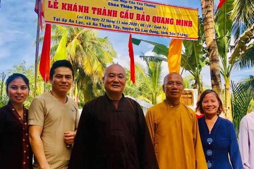 Bàn giao cầu nông thôn, tặng quà đến hộ nghèo