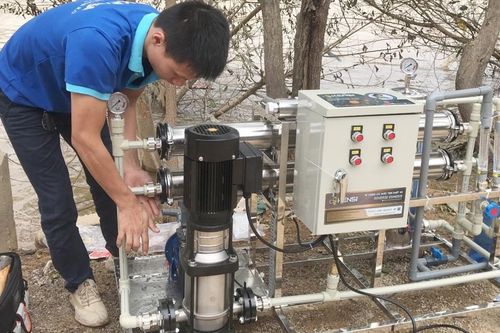 Trao tặng máy lọc nước cơ động Kensi cho người dân vùng lũ miền Trung