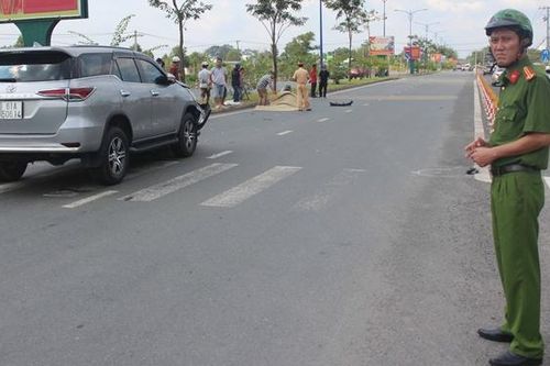 Băng ngang đường, một phụ nữ bị ô tô đâm văng xa hàng chục mét