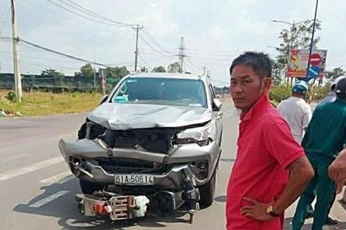Chạy xe máy băng ngang đường, một phụ nữ bị ô tô tông tử nạn