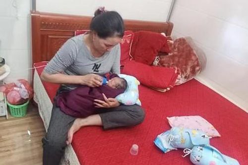 Bé trai sơ sinh bị bỏ rơi kèm mảnh giấy 'mẹ xin lỗi con...'