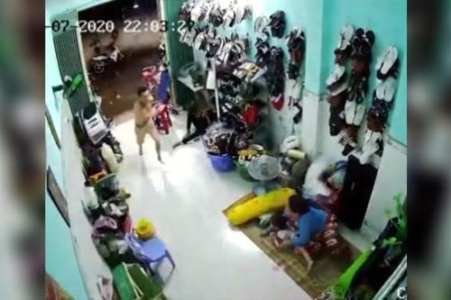 Clip: Nghe tiếng sấm, ông chồng hét lên lao vào lòng vợ