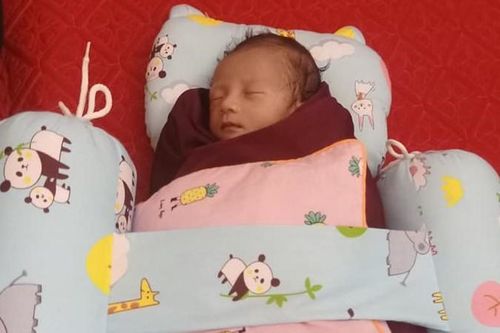 Phát hiện bé trai 10 ngày tuổi bị bỏ rơi ở Hà Tĩnh cùng tờ giấy 'mẹ xin lỗi con'