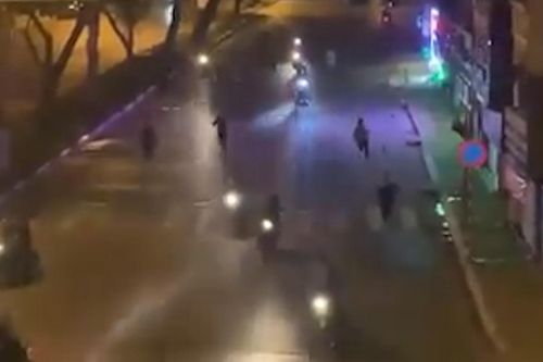 Nhóm thanh niên chạy xe máy, cầm gậy, rượt đuổi nhau náo loạn phố Hà Nội