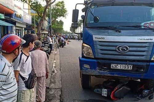 Dừng đèn đỏ, cô gái trẻ bị xe tải tông chết thảm