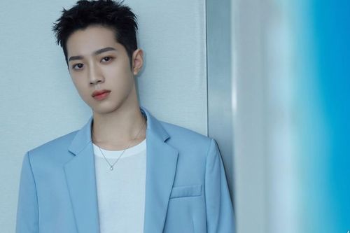 Cựu thành viên Wanna One Lại Quán Lâm gây bức xúc vì hút thuốc và nhổ bậy nơi công cộng