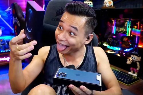 Hot streamer Độ Mixi quay clip 'đập hộp' iPhone 12 Pro Max cùng loạt biểu cảm cực 'bá đạo'
