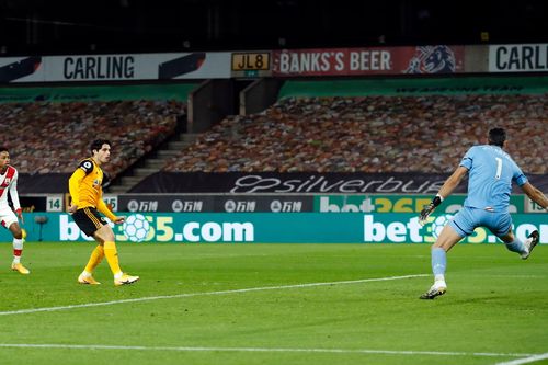 Walcott ghi bàn cho Southampton sau 15 năm