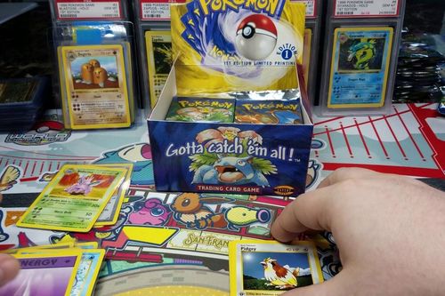 Hộp bài Pokémon có giá kỷ lục 360.000 USD