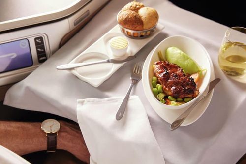 British Airways bán cả khăn, ly và dép