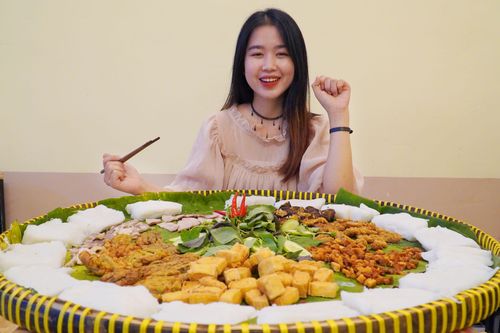 Trải nghiệm bún đậu mắm tôm khổng lồ ở TP.HCM