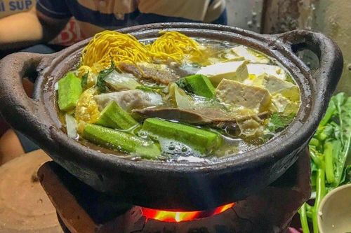 Quán lẩu bò đắt khách nuôi cả gia đình bà Sáu ở TP.HCM