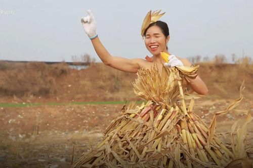 Nổi tiếng nhờ làm quần áo từ cỏ, rơm rạ ở Trung Quốc