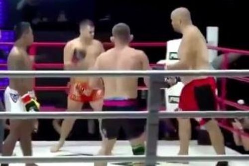 Trận đấu MMA có một võ sĩ so tài với 3 đối thủ