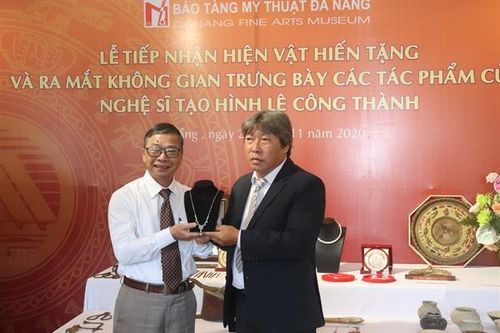Bảo tàng Mỹ thuật Đà Nẵng được hiến tặng nhiều hiện vật kim hoàn cổ