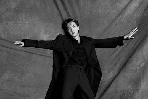 Xuất hiện quá đẹp trai, Jin BTS lại vừa có thêm biệt danh mới