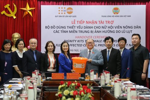 UNFPA hỗ trợ phụ nữ và trẻ em gái vùng lũ