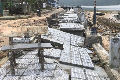 Tan nát tuyến phố đi bộ hơn trăm tỷ: Lỗi do sóng hay do chất lượng?