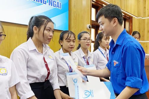 T.Ư Hội Sinh viên Việt Nam trao tặng học bổng tiếp sức học sinh, sinh viên miền Trung