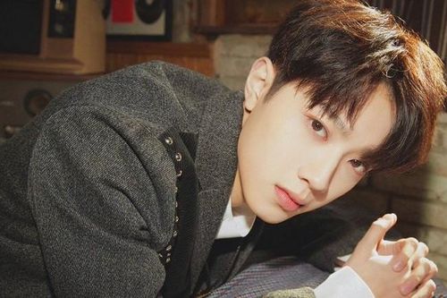 Hút thuốc rồi khạc nhổ bừa bãi, Lai Guan Lin (Wanna One) bị netizen đòi trừng phạt cực gắt