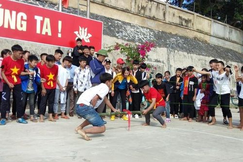 Già làng, trưởng bản giúp học sinh trải nghiệm phong tục dân tộc